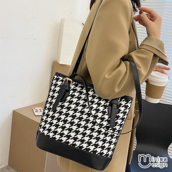 حقائب كتف نسائية كبيرة الحجم بتصميم كلاسيكي بنقشة