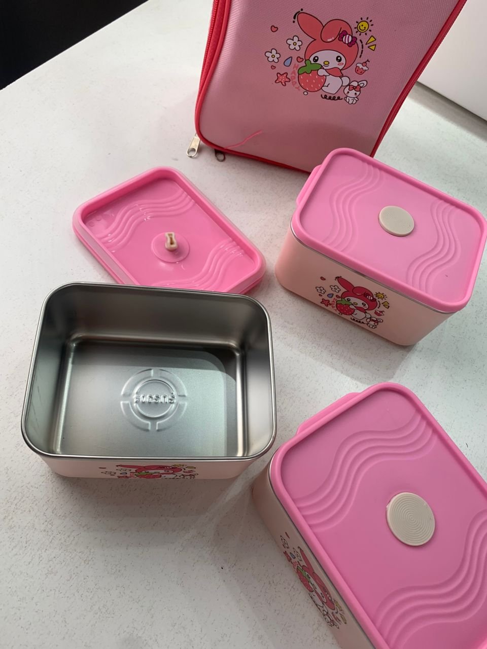 Lunch Box avec Sac Isotherme Design Cartoon 3 Compartiments Alimentaires – حافظة أطعام للأطفال 3 طبقات - الصورة 2