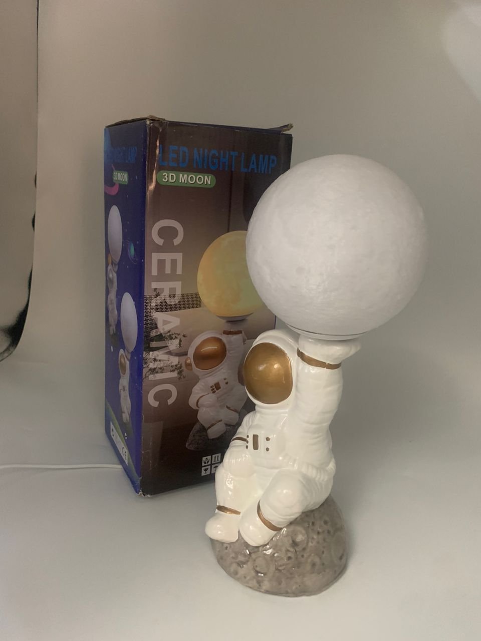 Veilleuse Astronaute et Lampe de Table en Céramique - الصورة 3