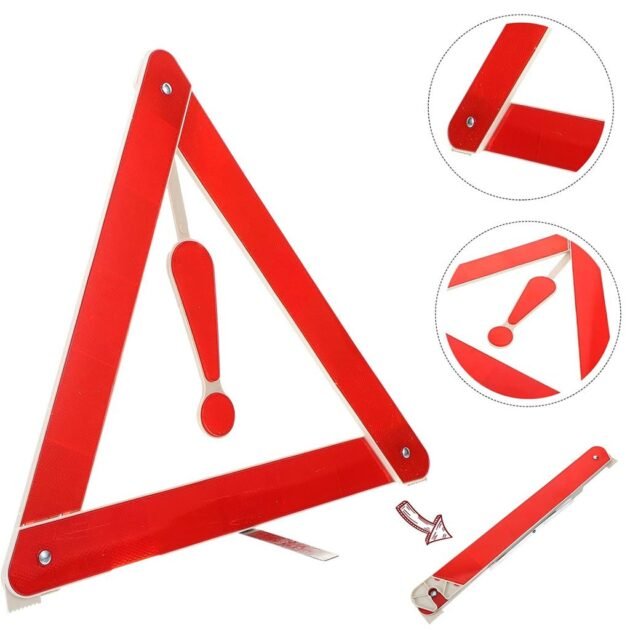 عواكس طوارئ مثلثة الشكل على مدخل السيارة