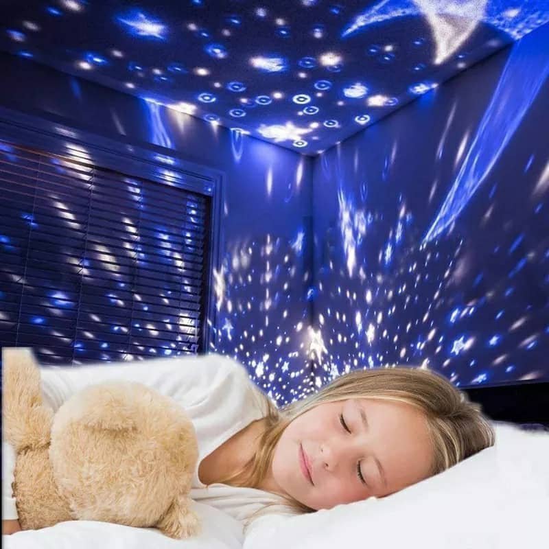 Projecteur LED rotatif produisant l’image d’un ciel étoilé, idéal pour la chambre d’un enfant - الصورة 2