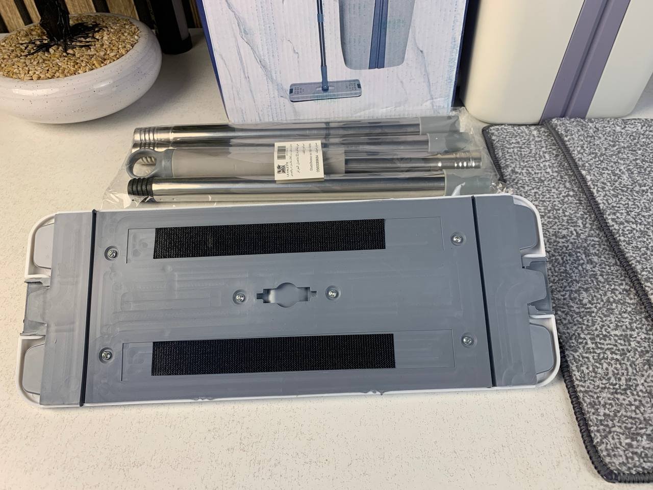 Balai-serpillère plat avec seau à deux compartiments et lingettes en microfibre - ممسحة مايكروفيبر مع دلو بغرفتين للفصل بين الماء النظيف - الصورة 15