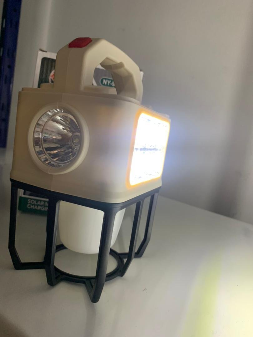 ⁦Lampe de camping à énergie solaire à 3 modes – مصباح يدوي للتخييم ب 3 أوضاع يعمل بالطاقة الشمسية⁩ - الصورة ⁦7⁩