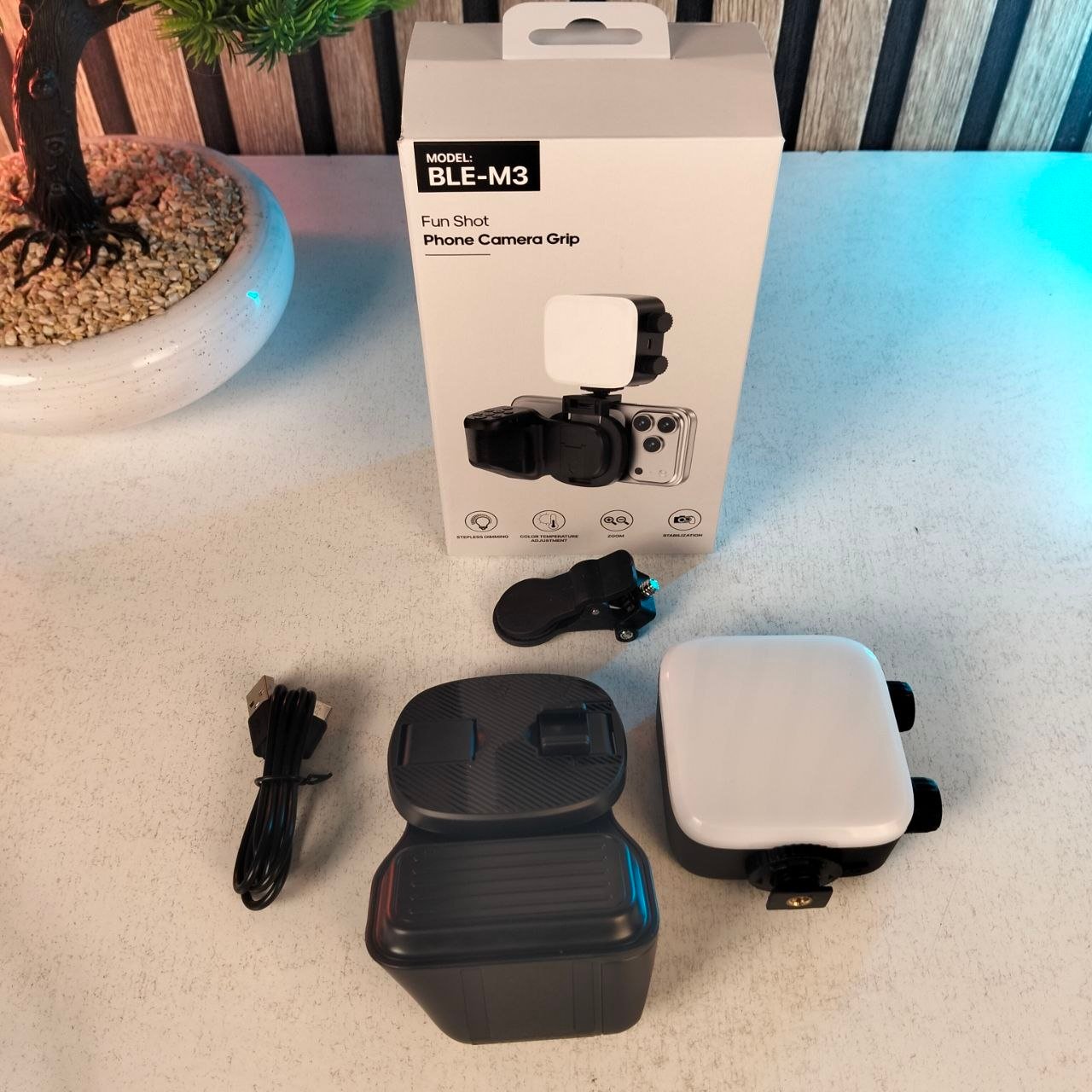 ⁦Poignée de Prise de Vue Photo/Vidéo pour Téléphone avec Télécommande et Lumière LED - قبضة التصوير الذكية للهواتف بمؤثرات إضاءة وريموت بلوتوث⁩ - الصورة ⁦2⁩