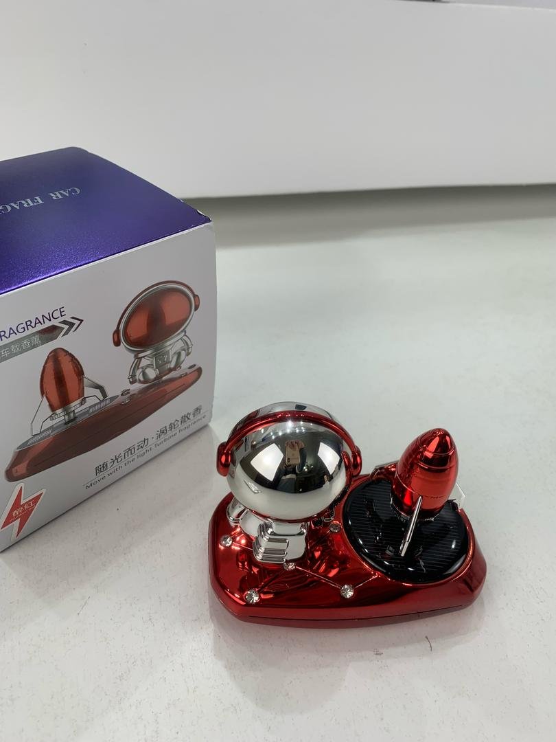 Parfum Voiture Solaire Décor Astronaute – موزع العطر في السيارة - الصورة 2