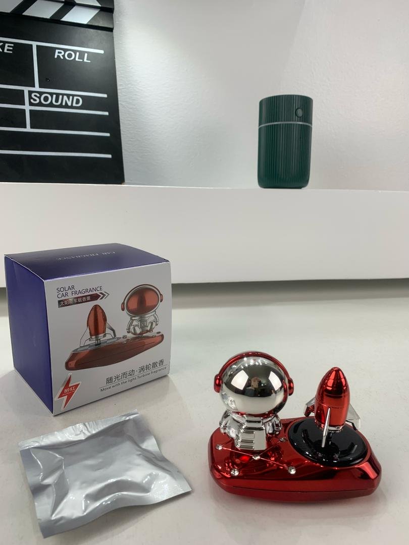 Parfum Voiture Solaire Décor Astronaute – موزع العطر في السيارة - الصورة 3
