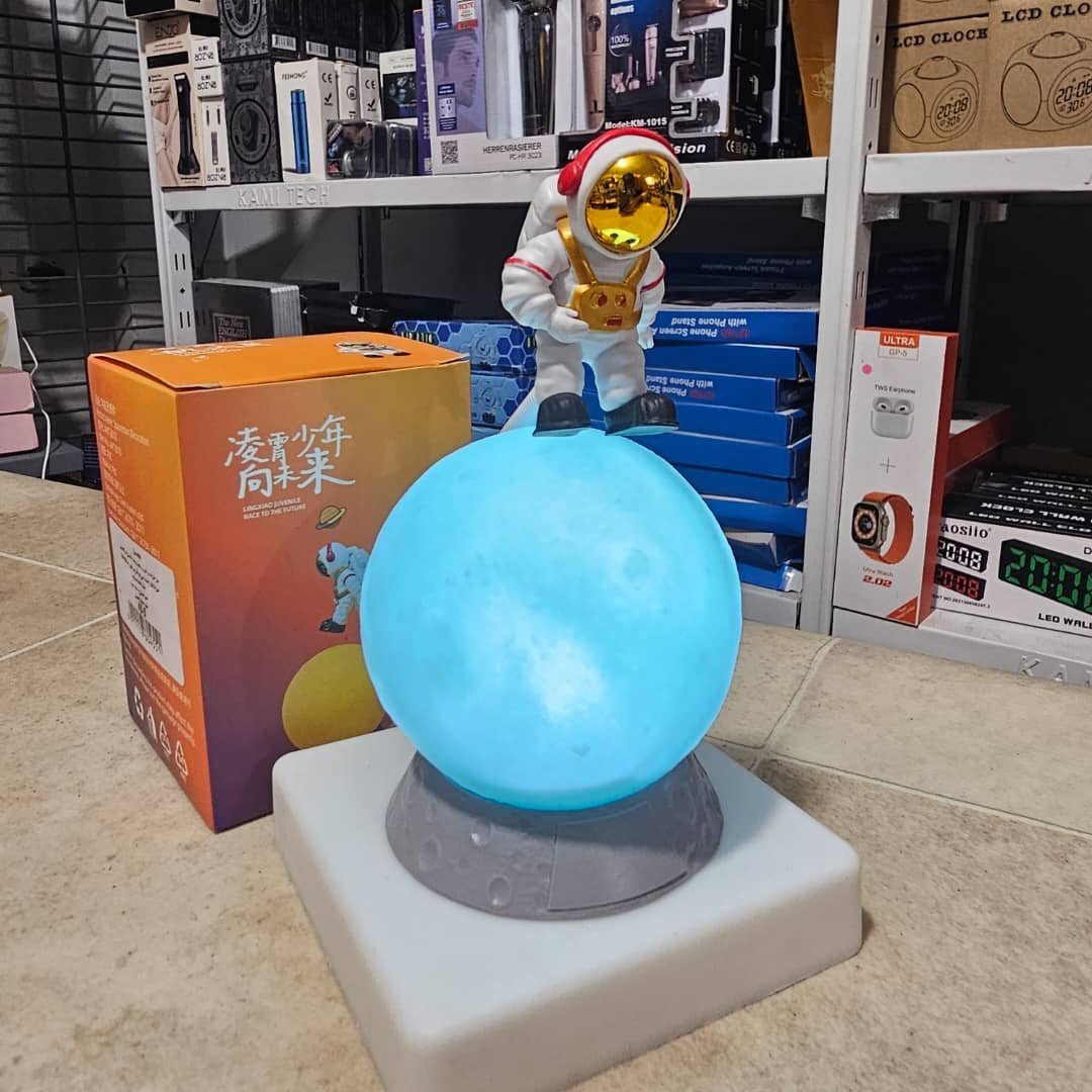 veilleuse LED 3D décoratif en forme d'astronaute Rechargeable par USB - الصورة 2