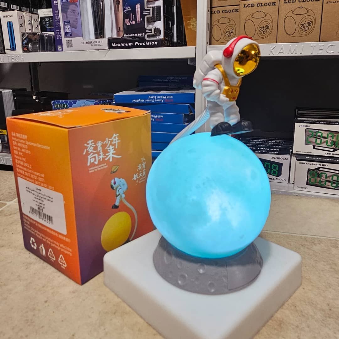 veilleuse LED 3D décoratif en forme d'astronaute Rechargeable par USB - الصورة 3