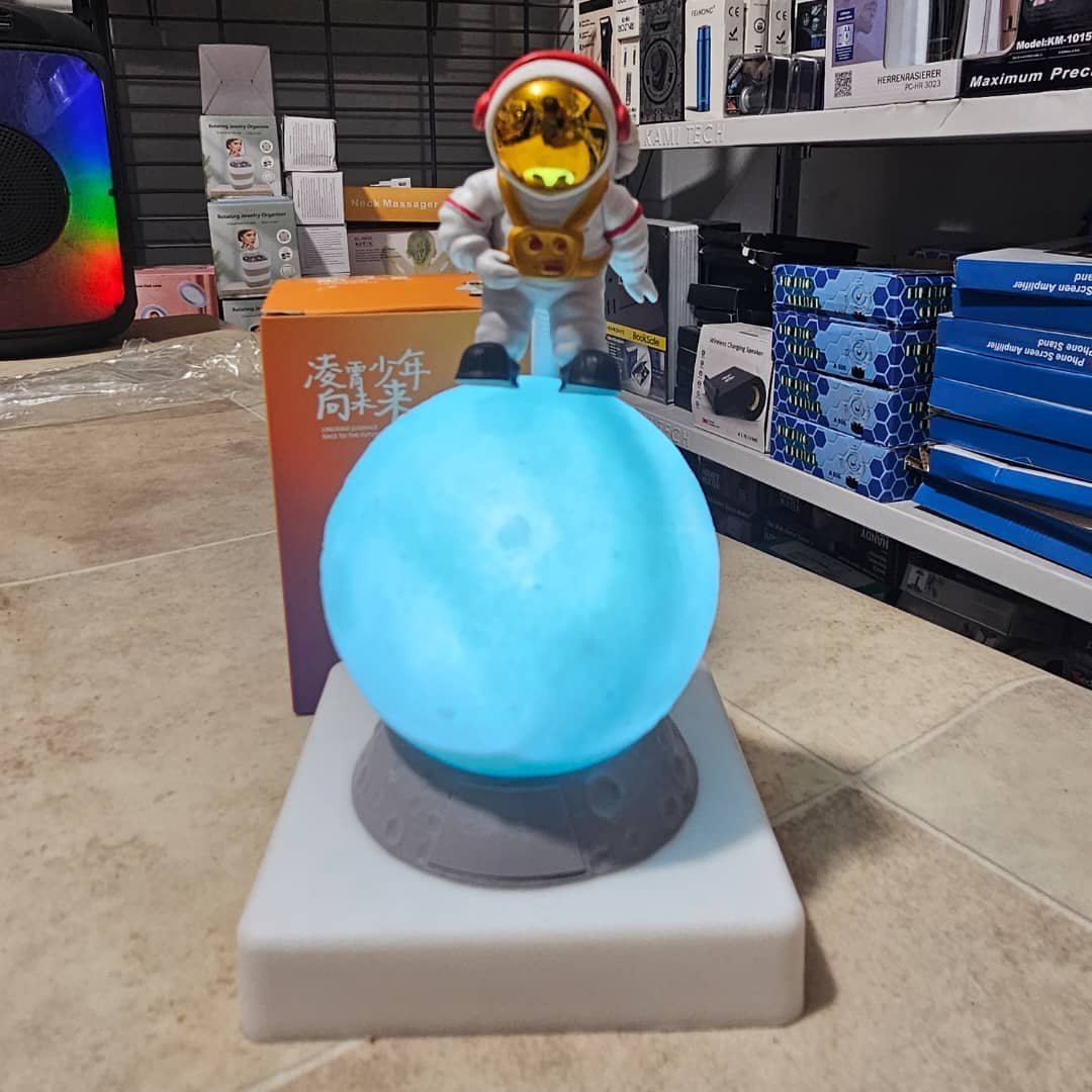 veilleuse LED 3D décoratif en forme d'astronaute Rechargeable par USB - الصورة 4