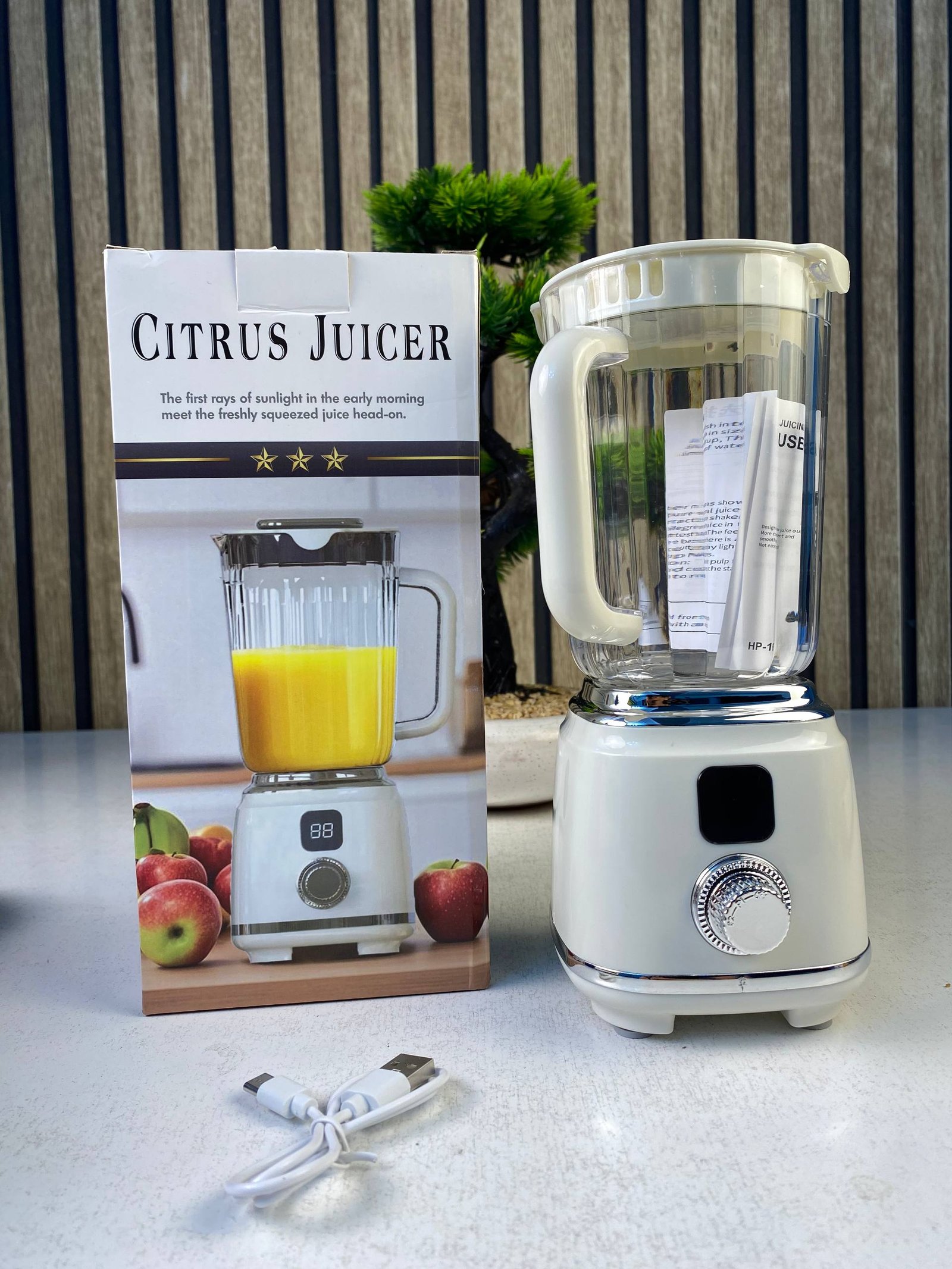 Extracteur de Jus Portable et Mélangeur Électrique Ultra-Léger et Facile à Nettoyer - عصّارة فواكه وخضروات محمولة بمحرك عالي السرعة