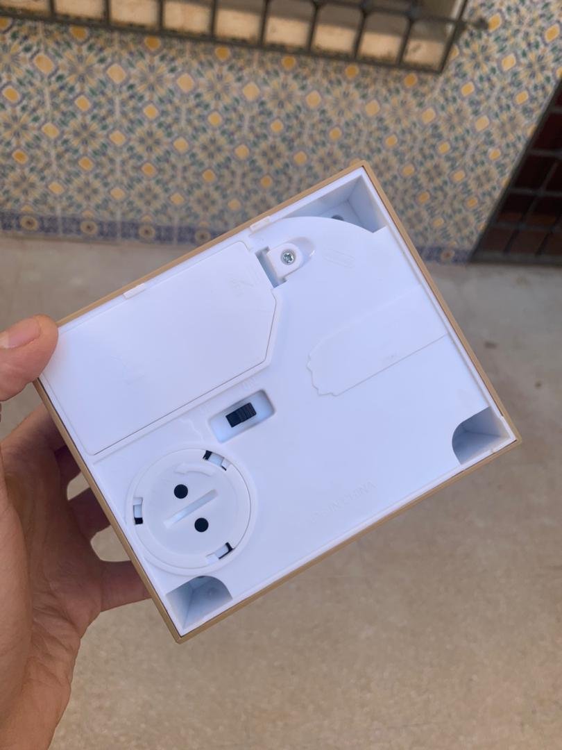 Tirelire automatique avec un mignon petit panda à l’intérieur
