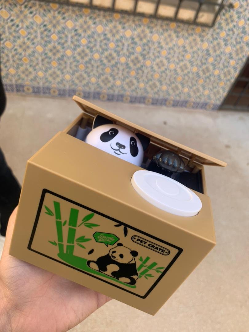 Tirelire automatique avec un mignon petit panda à l’intérieur