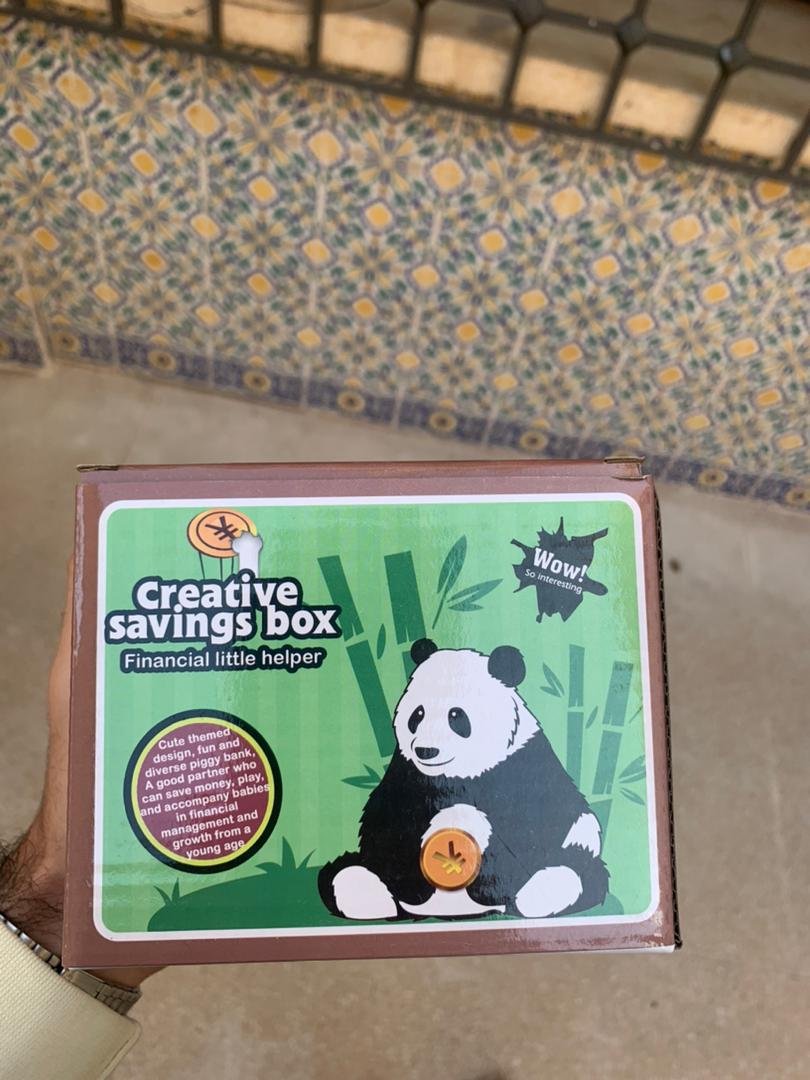 Tirelire automatique avec un mignon petit panda à l’intérieur