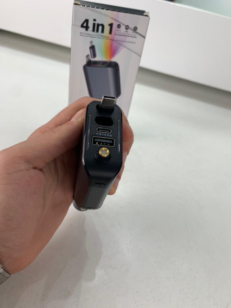 Chargeur Voiture 4en1 Rétractable 120W avec toit Starlight pour téléphones iOS et Android- شاحن سيارة متعدد المنافذ