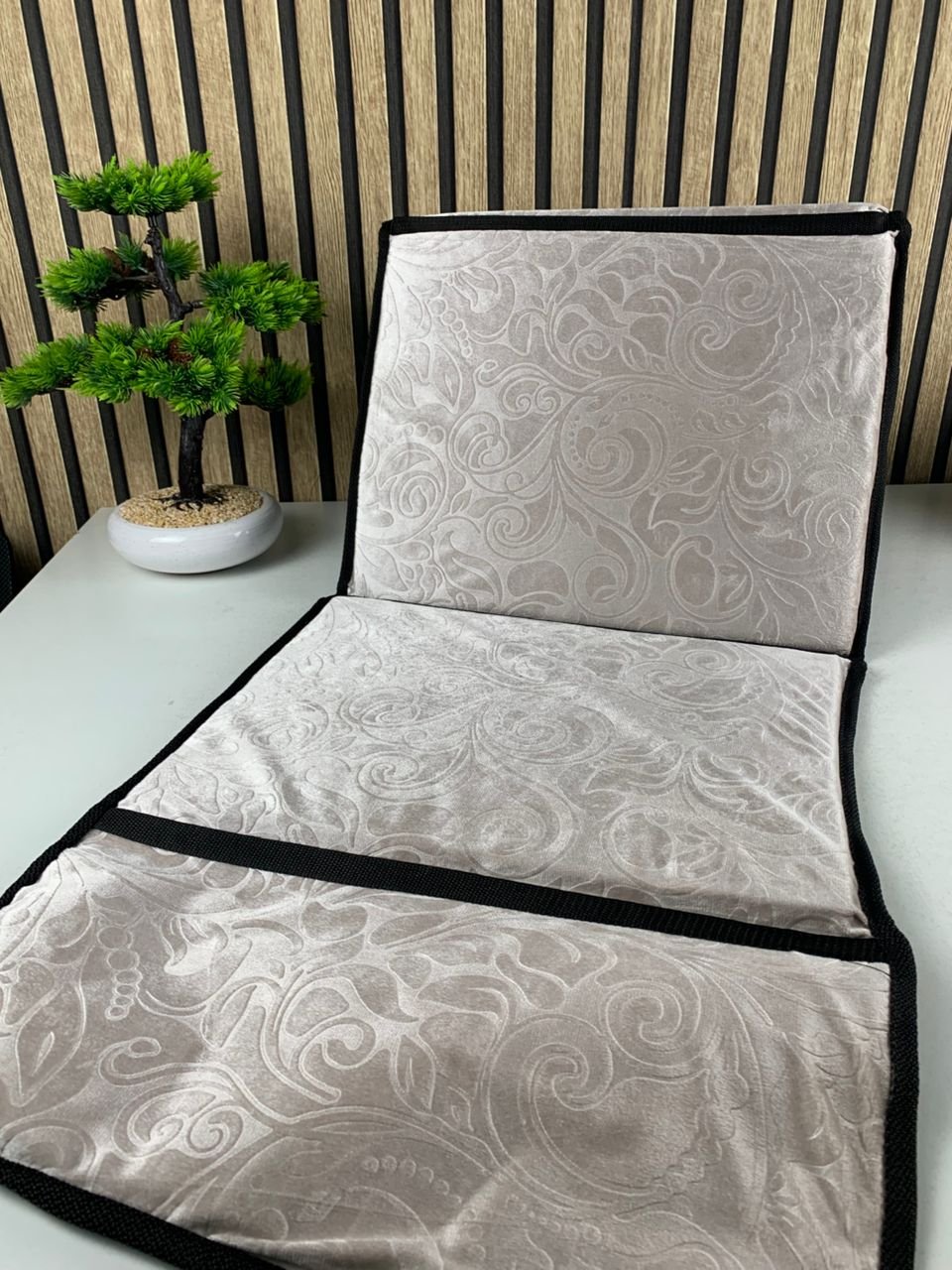 Tapis de Prière Sultan Pliable avec Dossier et Poche Arrière V2 – سجادة صلاة سلطان قابلة للطي مع مسند ظهر